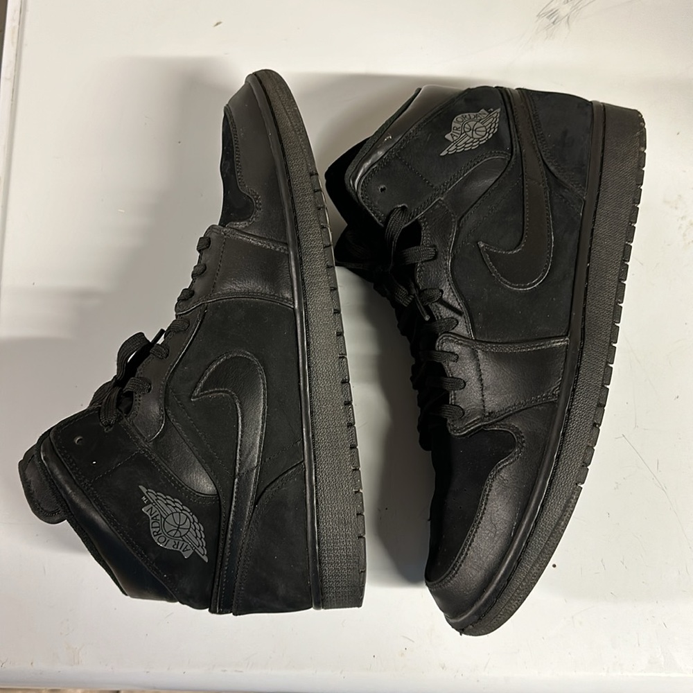 Jordan 1 mid triple black